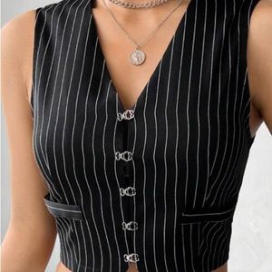 Beautiful little lined vest with hook fastener